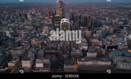 Blick aus der Vogelperspektive auf die Skyline des Finanzviertels der Stadt London in der Abenddämmerung mit dem Walkie-Talkie und Wolkenkratzern in London, England Stockfoto