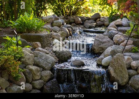 Kleiner Wasserfall über Felsen und Steine in den Ornamental Gardens in Ottawa, Kanada Stockfoto