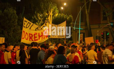 Tirana, Albanien – 17. Juni 2026: Demonstranten halten handgeschriebene Banner während einer überfüllten Abenddemonstration im Zentrum von Tirana. Stockfoto