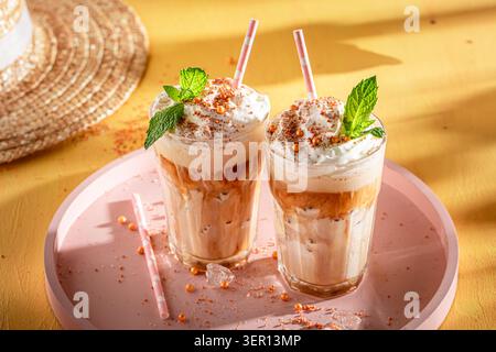 Köstlicher und süßer Eiskaffee serviert mit Schlagsahne. Frappe mit Schlagsahne. Stockfoto