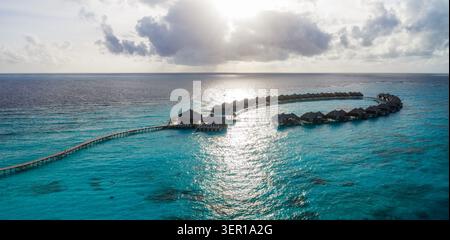 Luftbogen von Überwasser-Villen und Promenade auf den Malediven Stockfoto