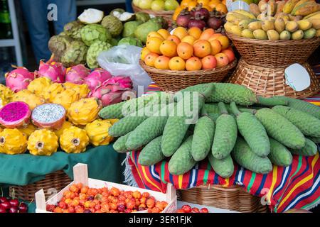 Eine lebhafte Nahaufnahme einer exotischen Obstpräsentation im Freien auf einem traditionellen Markt auf Madeira, Portugal. Der Stand bietet einzigartige regionale Spezialität Stockfoto