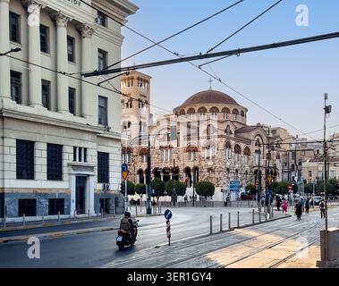 Athen, Griechenland - 23. Juli 2024: Heilige Dreifaltigkeitskirche, Hagia Triada Griechisch-orthodoxe Kathedrale, entlang belebter Straßen direkt vor dem Hafen von Piräus. Straße Stockfoto