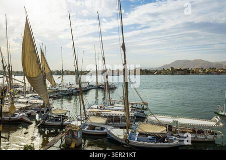 Segelschiffe, Feluks auf dem Nil, Luxor, Ägypten Stockfoto