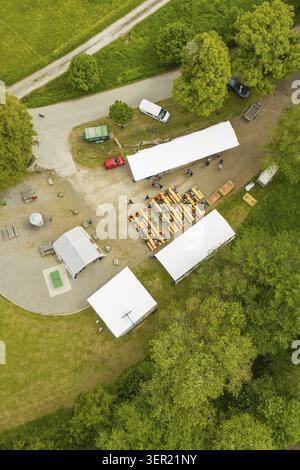 Top Fotodetails von Menschen und Zelten am Waldrand, Vatertag, Waldfest, Aidlingen, Boeblingen, Deutschland Stockfoto