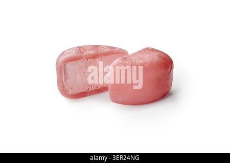 Süßes rosafarbenes Mochi-Eis, das auf weißem Hintergrund die Innenseite freilegt Stockfoto
