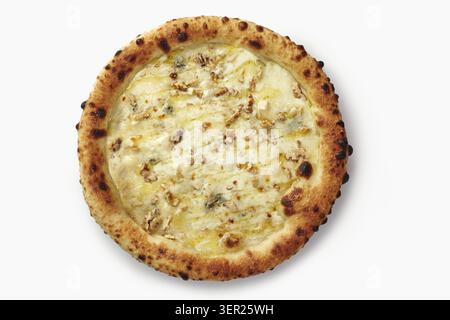 Blick von oben auf vier Käse-Pizza mit Walnüssen, die die köstliche Kombination aus geschmolzenem Käse und knusprigen Nüssen zeigt Stockfoto