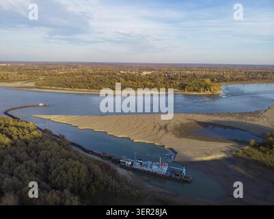 Reinigung und Vertiefung durch Schwimmbagger auf dem Fluss. Ob Fluss, Sibirien, Russland Stockfoto