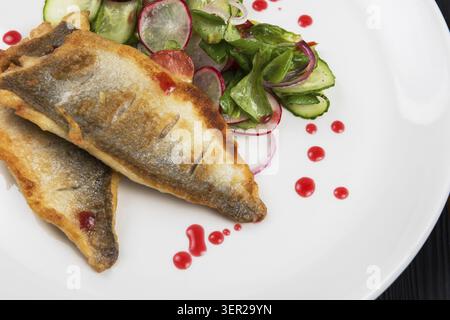 Filet von zander mit Gemüse auf einem Teller in einem Restaurant Stockfoto