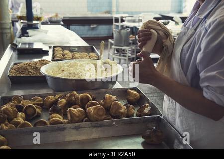 Unhygienische Herstellung von Cookies auf Factory. Schmutzige Produktion mit Behinderungen Stockfoto