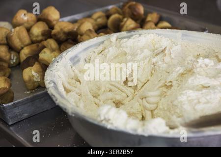 Unhygienische Herstellung von Cookies auf Factory. Schmutzige Produktion mit Behinderungen Stockfoto