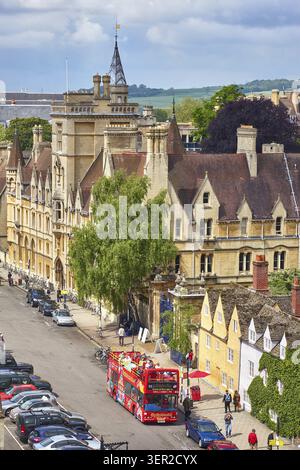 OXFORD, ENGLAND ? 15. MAI 2009: Das Balliol College blickt auf die breite Straße mit dem Doppeldeckerbus, von der Kuppel der Sheldonian Th aus gesehen Stockfoto