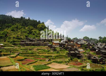 Die traditionellen Holzpfahlhäuser des Trommelturms und Reisterrassen des Baba Dong Minority Village in Qiandongnan Guizhou China Stockfoto