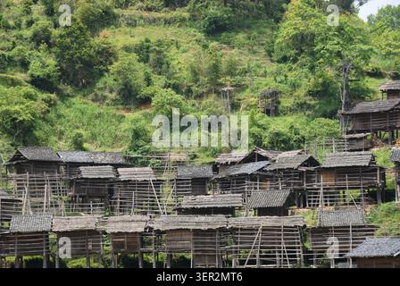 Die traditionellen Holzpfahlhäuser des Trommelturms und Reisterrassen des Baba Dong Minority Village in Qiandongnan Guizhou China Stockfoto