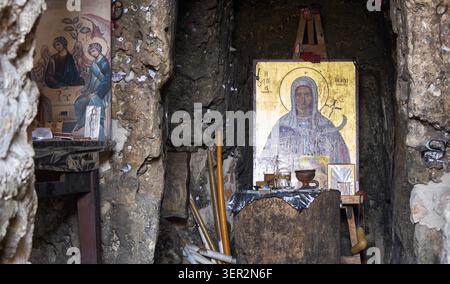 AYIA NAPA, ZYPERN - 13. JUNI 2018: Die Ikonen in der kleinen Katakombenkirche der Ayia Thekla Kapelle (Agia Thekla) in den Felsen am Meer gehauen. A Stockfoto