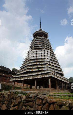 Die traditionellen Holzpfahlhäuser des Trommelturms und Reisterrassen des Baba Dong Minority Village in Qiandongnan Guizhou China Stockfoto
