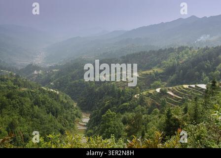 Die traditionellen Holzpfahlhäuser des Trommelturms und Reisterrassen des Baba Dong Minority Village in Qiandongnan Guizhou China Stockfoto
