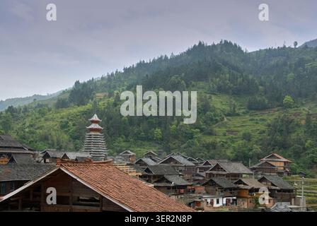 Die traditionellen Holzpfahlhäuser des Trommelturms und Reisterrassen des Baba Dong Minority Village in Qiandongnan Guizhou China Stockfoto