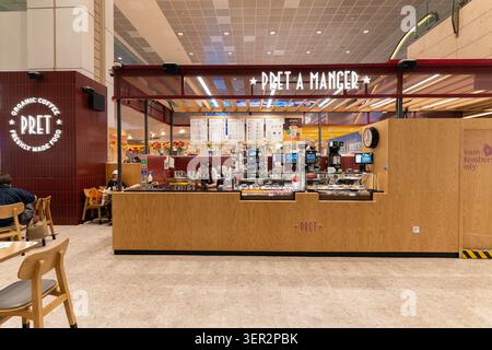 Singapur - 9. Dezember 2025: Pret A Manger Essensanzeige und Bestellschalter im Transitbereich des Flughafens Changi. Stockfoto