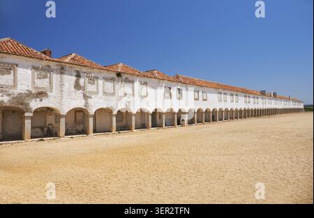 Klosterheiligtum mit Pilgerzellen in der Kirche Nossa Senhora do Cabo in der Nähe des kap Espichel in Sesimbra, Portugal Stockfoto