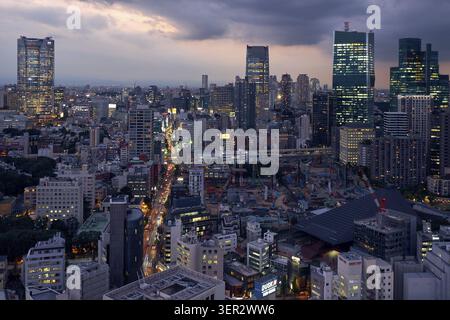 Tokio, Japan - 23. Oktober 2019: Die Wolkenkratzer der ARK Hills von der Aussichtsplattform des Tokyo Tower bei Nacht aus gesehen. Minato Stadt. Tokio. Japan Stockfoto