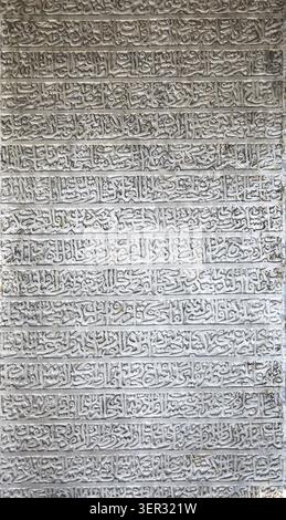 ISTANBUL, Türkei - 12. Juli 2014: Die kalligraphischen Inschriften in arabischen Ligatur auf der Marmorplatte im Topkapi Palast, Istanbul, Türkei Stockfoto