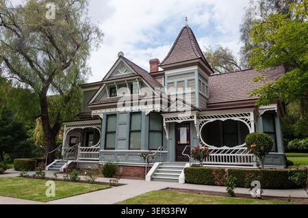 Glendale, Kalifornien, USA - 25. April 2026. Doctor's House Museum im Brand Park. Ein Haus im viktorianischen Stil, das 1888 erbaut wurde Stockfoto