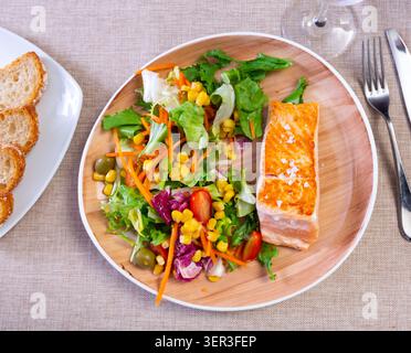 Lachssteak mit frischem Gemüsesalat auf Teller Stockfoto