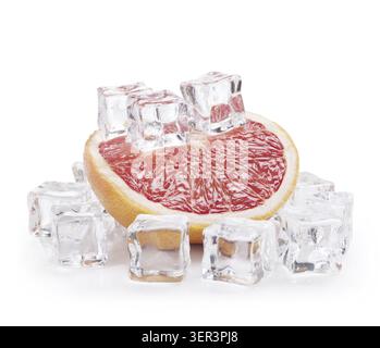 Grapefruit mit Eiswürfeln auf weißem Hintergrund Stockfoto