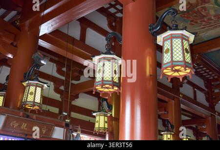 Die Ansicht der hängenden Laternen von Tsuri-doro, die an den Zinnobersäulen im ältesten buddhistischen Tempel Senso-ji in Asakusa hängen. Tokio. Japan Stockfoto