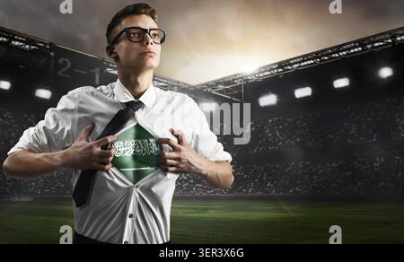 Saudi-Arabiens Fußball- oder Fußballfan zeigt Flagge unter seinem Trikot im Stadion Stockfoto
