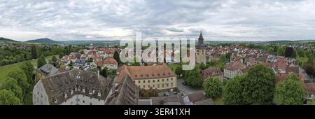 Diese Luftaufnahme zeigt das bezaubernde Panorama von Hofgeismar. Der Schwerpunkt liegt auf der historischen Altstadtkirche mit ihrem charakteristischen Turm, eingebettet in eine Stockfoto