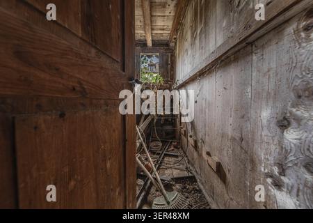 Das ehemalige heute abgerissene Hühnerstall mit Ständen, versetzten Fenstern und Dachaufbauten war ein sehr aufwendig gestaltetes Kleinbauwerk Stockfoto