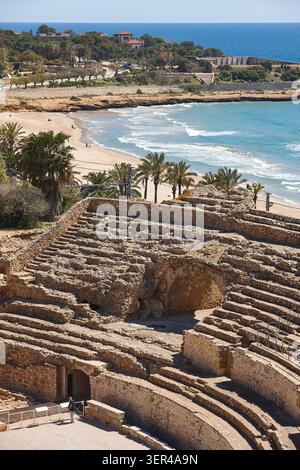 Römisches Amphitheater an der Küste von Tarragona. Mediterraner Strand in Katalonien, Spanien Stockfoto
