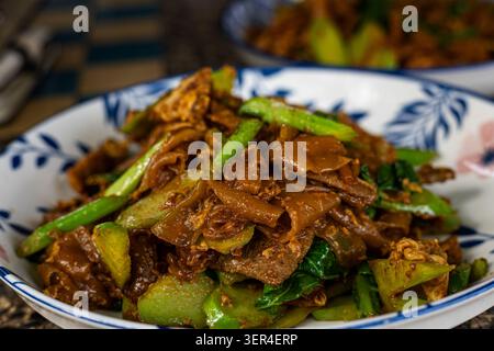Gebratene Reisnudeln mit Sojasauce auf dem Tisch, köstliches Pad siehe oben für Restaurantmenü-Marketingkampagne, Markenbekanntheit, authentische thailändische Straße f Stockfoto