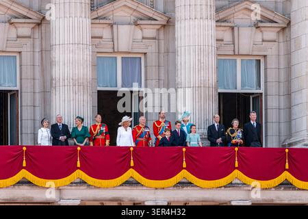 London, England, Großbritannien - 14. Juni 2025: König Charles, Königin Camila, Prinz William, Prinzessin Caherine und die britische Königsfamilie beobachten die Fliegenluft Stockfoto