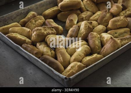 Unhygienische Herstellung von Cookies auf Factory. Schmutzige Produktion mit Behinderungen Stockfoto