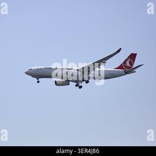 ISTANBUL, TÜRKEI - 11. JULI 2014: Der Frachtplan Airbus A330-220F der Turkish Airlines im blauen Himmel Stockfoto