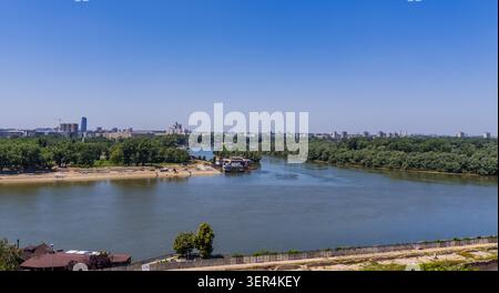 Der Zusammenfluss von Save und Donau von der Kalemegdan-Festung in Belgrad, Serbien Stockfoto