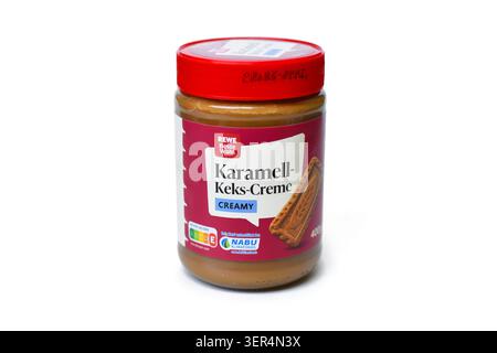 Deutschland, 26. Mai 2026 - REWE Beste Wahl Karamellkeks auf weißem Hintergrund. Alternative zu beliebten Keksen für Eigenmarken Stockfoto