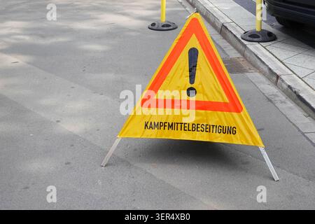 Deutsches Warnschild für Bombenentsorgung oder nicht explodierte Kampfmittel UXO Celarance auf öffentlichen Straßen Stockfoto