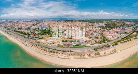 Luftaufnahme des römischen Amphitheaters und der Küste von Tarragona in Spanien Stockfoto