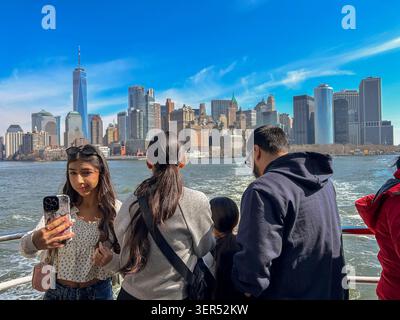 New York City, New York, USA, Gruppentouristen, Mädchen, Besuch, Blick auf die Stadt, Manhattan, moderne Architektur, New York Harbor Stockfoto
