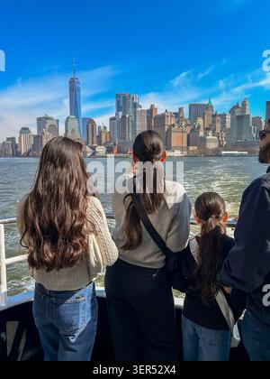 New York City, New York, USA, Gruppentouristen, Mädchen, Familienbesuch, Blick auf die Stadt, Manhattan, moderne Architektur, New York Harbor Stockfoto