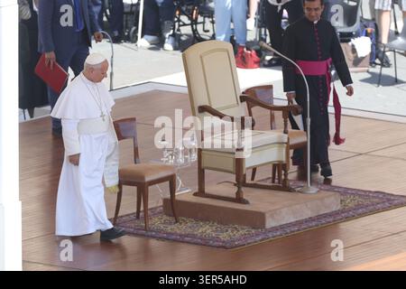 Citta Del Vaticano, Italien. Juni 2026. Vatikanstadt – Italien, 17. Juni 2026: Papst Leo XIV. Führt die Generalaudienz am Mittwoch auf dem Petersplatz. Heute Morgen versammelten sich Tausende Gläubige und Pilger aus aller Welt auf dem Petersplatz, um an der Generalaudienz am Mittwoch mit Papst Leo XIV. Teilzunehmen. Es war ein Moment des Gebets, des Hörens und der Gemeinschaft, der den Platz mit Hoffnung, Reflexion und Freude erfüllte. Quelle: Unabhängige Fotoagentur/Alamy Live News Stockfoto