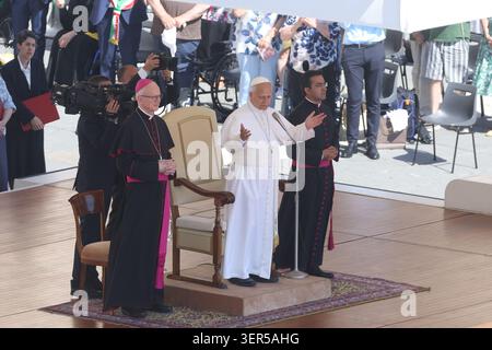 Citta Del Vaticano, Italien. Juni 2026. Vatikanstadt – Italien, 17. Juni 2026: Papst Leo XIV. Führt die Generalaudienz am Mittwoch auf dem Petersplatz. Heute Morgen versammelten sich Tausende Gläubige und Pilger aus aller Welt auf dem Petersplatz, um an der Generalaudienz am Mittwoch mit Papst Leo XIV. Teilzunehmen. Es war ein Moment des Gebets, des Hörens und der Gemeinschaft, der den Platz mit Hoffnung, Reflexion und Freude erfüllte. Quelle: Unabhängige Fotoagentur/Alamy Live News Stockfoto