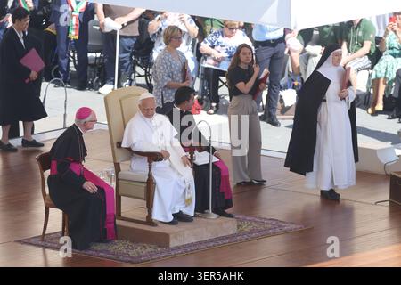 Citta Del Vaticano, Italien. Juni 2026. Vatikanstadt – Italien, 17. Juni 2026: Papst Leo XIV. Führt die Generalaudienz am Mittwoch auf dem Petersplatz. Heute Morgen versammelten sich Tausende Gläubige und Pilger aus aller Welt auf dem Petersplatz, um an der Generalaudienz am Mittwoch mit Papst Leo XIV. Teilzunehmen. Es war ein Moment des Gebets, des Hörens und der Gemeinschaft, der den Platz mit Hoffnung, Reflexion und Freude erfüllte. Quelle: Unabhängige Fotoagentur/Alamy Live News Stockfoto