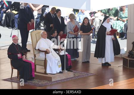 Citta Del Vaticano, Italien. Juni 2026. Vatikanstadt – Italien, 17. Juni 2026: Papst Leo XIV. Führt die Generalaudienz am Mittwoch auf dem Petersplatz. Heute Morgen versammelten sich Tausende Gläubige und Pilger aus aller Welt auf dem Petersplatz, um an der Generalaudienz am Mittwoch mit Papst Leo XIV. Teilzunehmen. Es war ein Moment des Gebets, des Zuhörens und der Gemeinschaft, der den Platz mit Hoffnung, Reflexion und Freude erfüllte. Quelle: Unabhängige Fotoagentur/Alamy Live News Stockfoto