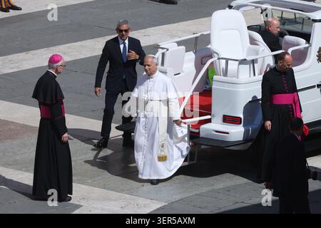 Citta Del Vaticano, Italien. Juni 2026. Vatikanstadt – Italien, 17. Juni 2026: Papst Leo XIV. Führt die Generalaudienz am Mittwoch auf dem Petersplatz. Heute Morgen versammelten sich Tausende Gläubige und Pilger aus aller Welt auf dem Petersplatz, um an der Generalaudienz am Mittwoch mit Papst Leo XIV. Teilzunehmen. Es war ein Moment des Gebets, des Zuhörens und der Gemeinschaft, der den Platz mit Hoffnung, Reflexion und Freude erfüllte. Quelle: Unabhängige Fotoagentur/Alamy Live News Stockfoto