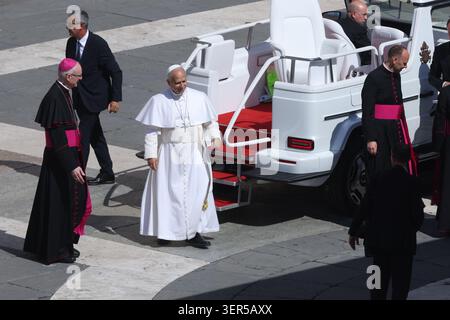 Citta Del Vaticano, Italien. Juni 2026. Vatikanstadt – Italien, 17. Juni 2026: Papst Leo XIV. Führt die Generalaudienz am Mittwoch auf dem Petersplatz. Heute Morgen versammelten sich Tausende Gläubige und Pilger aus aller Welt auf dem Petersplatz, um an der Generalaudienz am Mittwoch mit Papst Leo XIV. Teilzunehmen. Es war ein Moment des Gebets, des Hörens und der Gemeinschaft, der den Platz mit Hoffnung, Reflexion und Freude erfüllte. Quelle: Unabhängige Fotoagentur/Alamy Live News Stockfoto